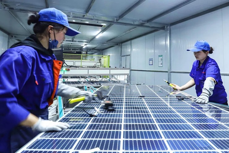 Sản lượng pin mặt trời tiếp tục tăng cao trong khi nhu cầu giảm dần.
