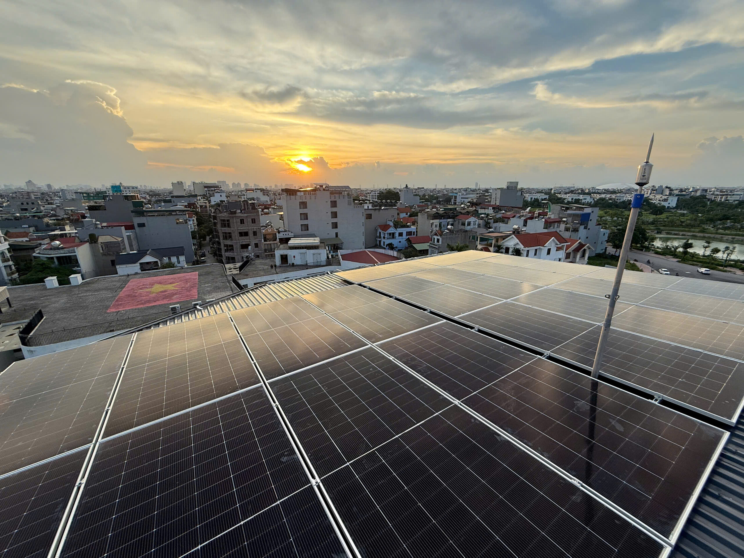 EVN giải thích việc đề xuất phạt nếu lắp điện mặt trời mái nhà không thông báo