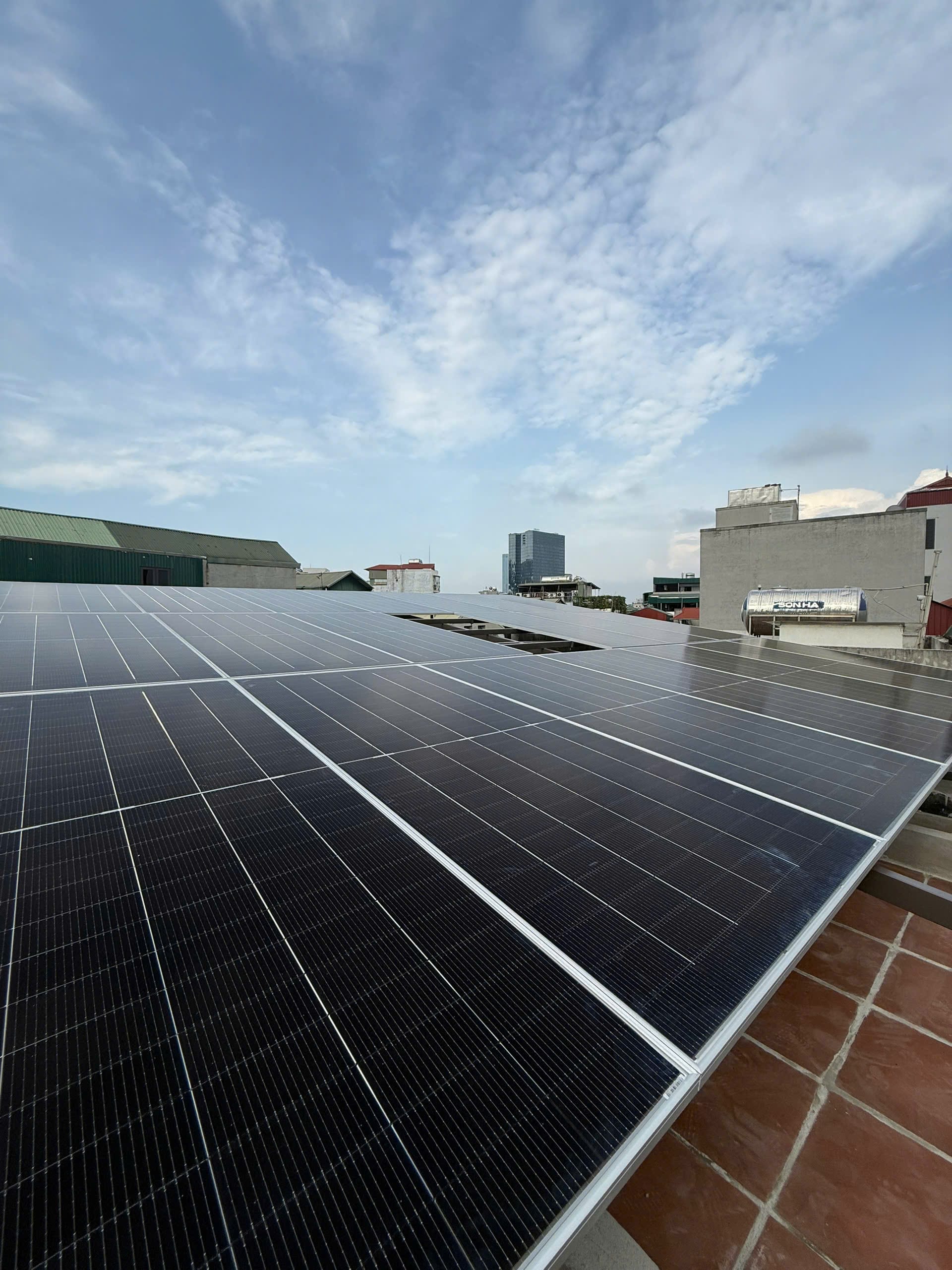 Nguyên lý hoạt động hệ thống điện mặt trời Hybrid – Giải pháp lưu trữ năng lượng thông minh