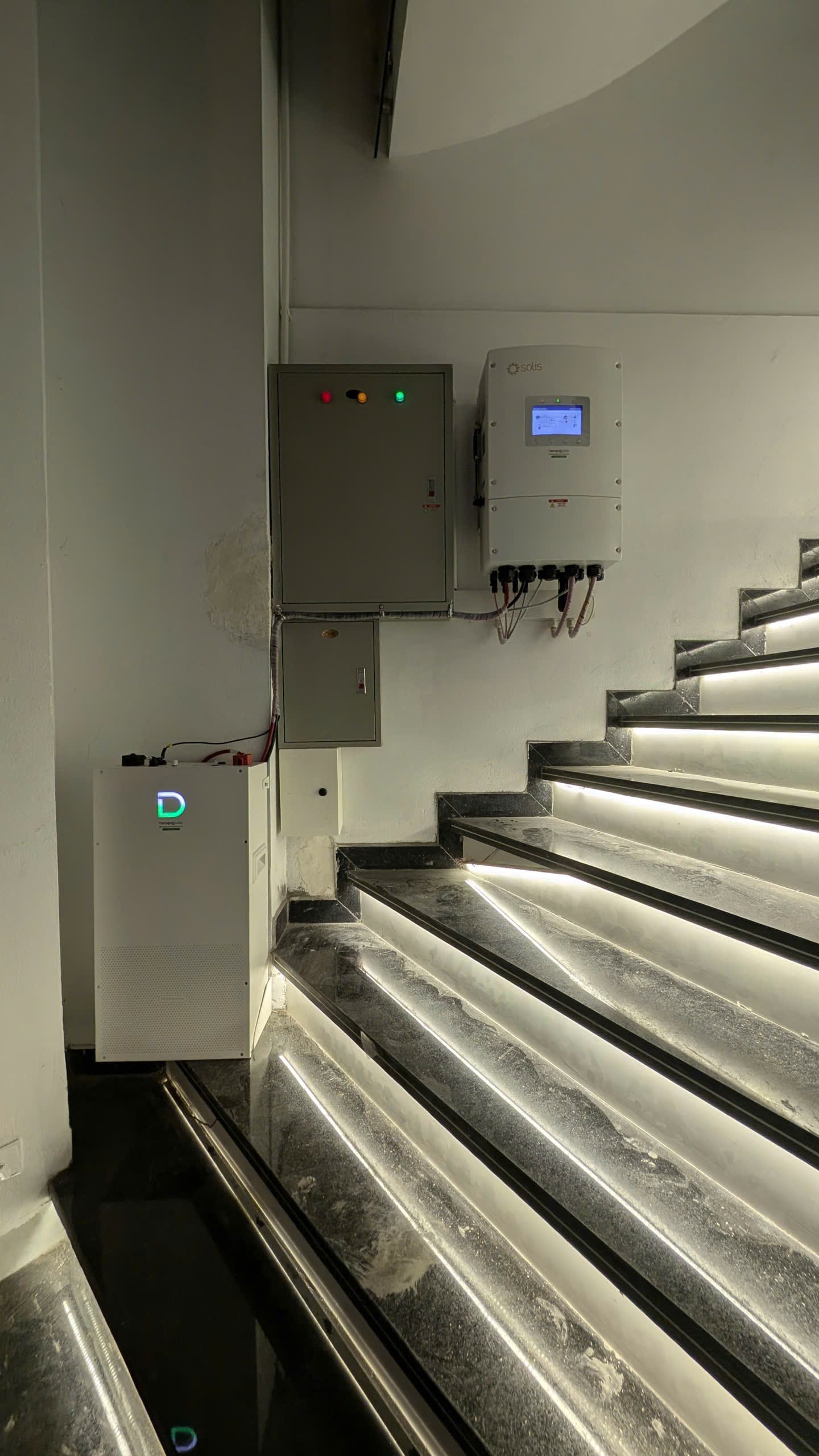 Lắp đặt hệ thống điện mặt trời áp mái 12,2kWp lưu trữ 14,3kWh tại Ninh Hiệp, Hà Nội